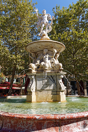 Fontaine de Neptune sur la place Carnot - ©gemadrun